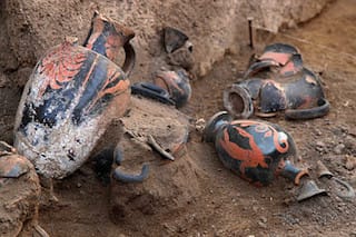 Vases found at the tomb (Image via Pompeii Ercolano Stabia) 