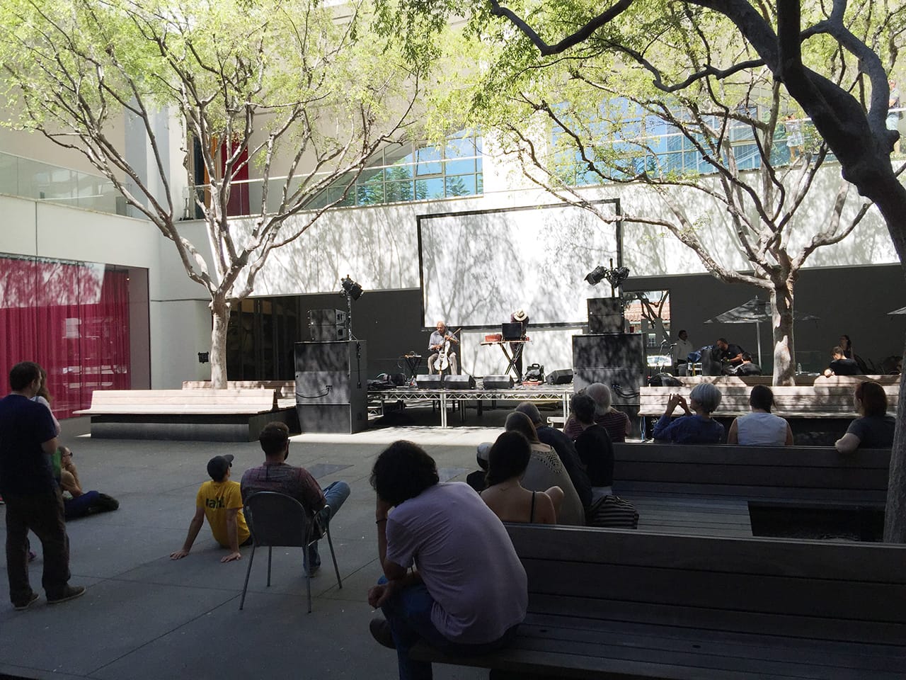 Leavitt + Hammer performing (all photos by the author for Hyperallergic)