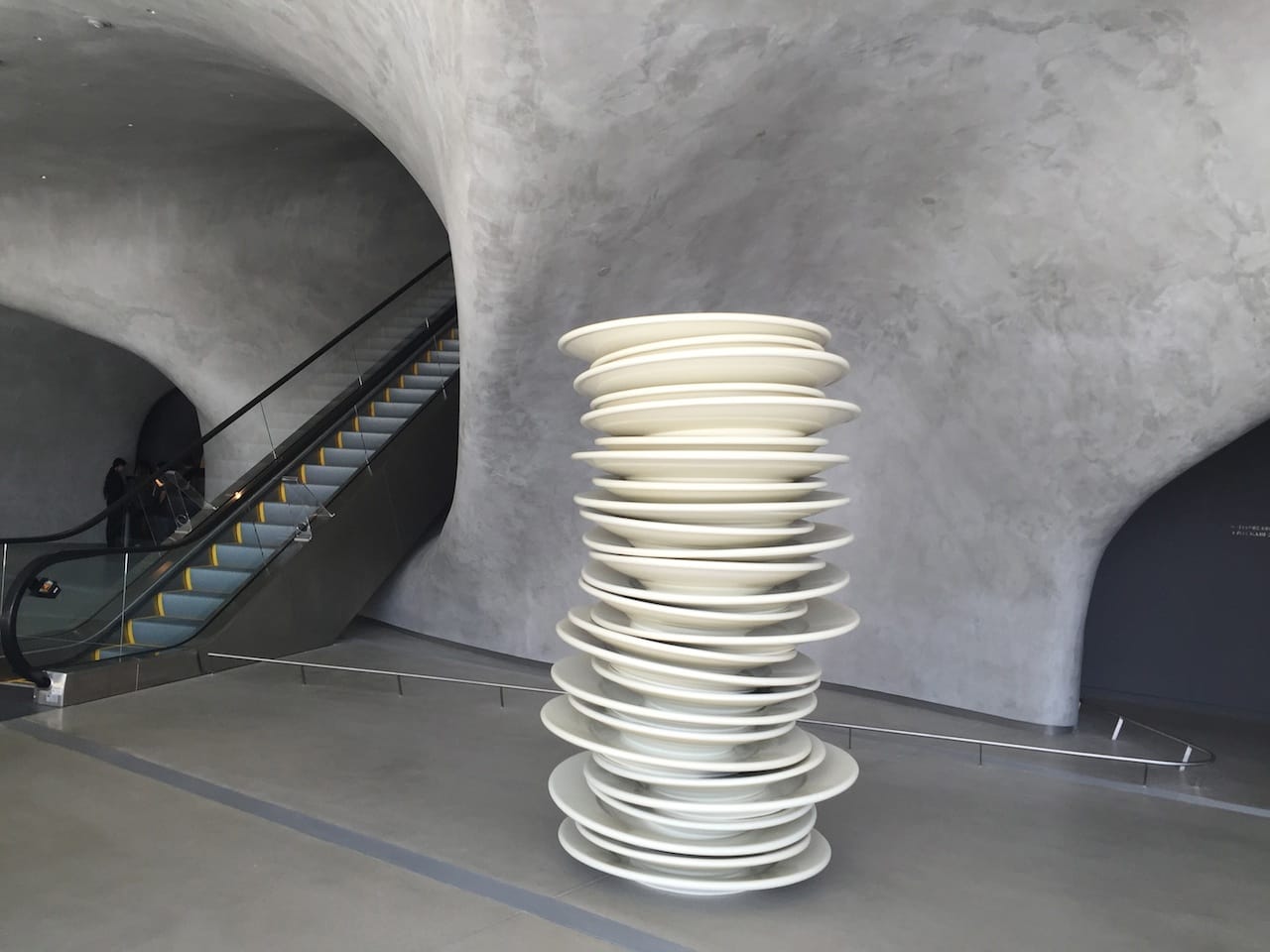 Robert Therrien, "No Title" (1993), ceramic epoxy on fiberglass, 94 x 60 x 60 in.