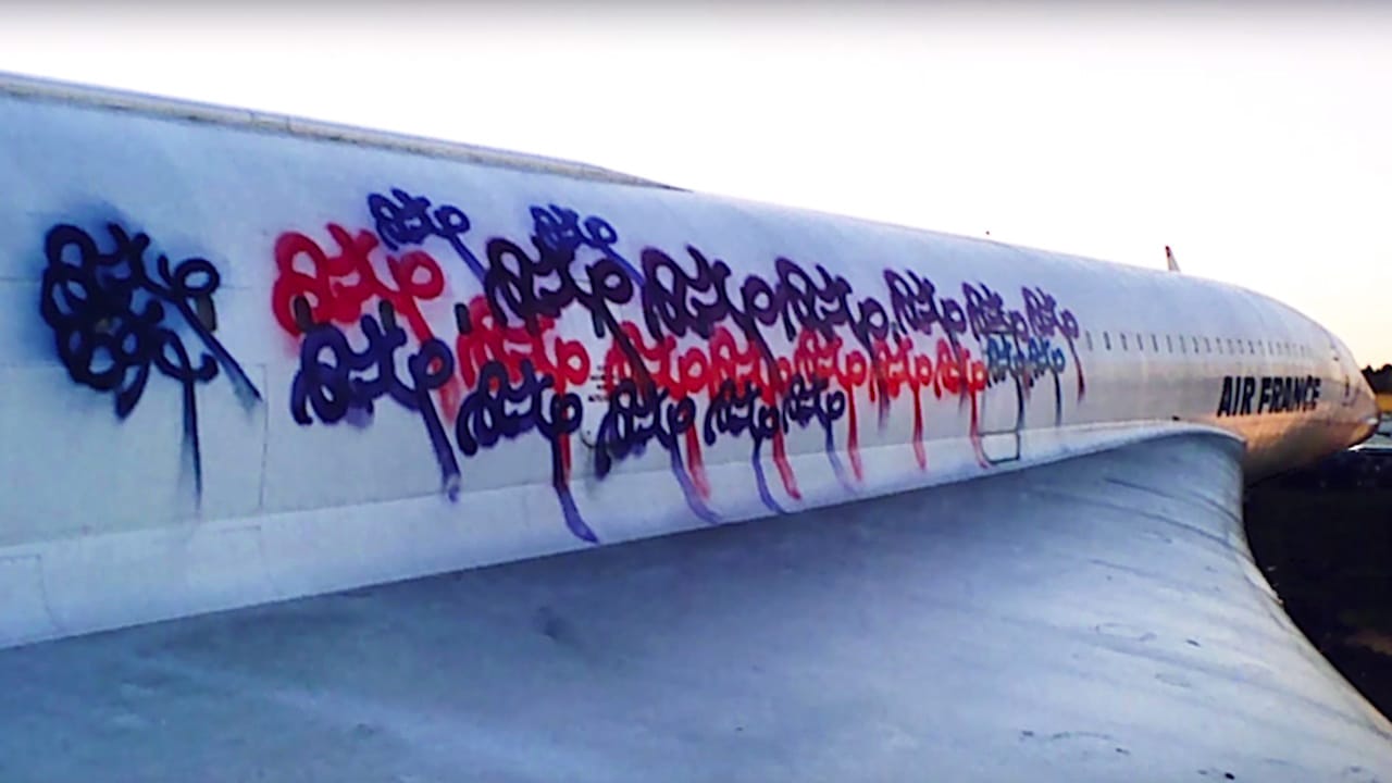 Azyle's tags on the side of an Air France Concorde in 2001 (screenshot via YouTube)