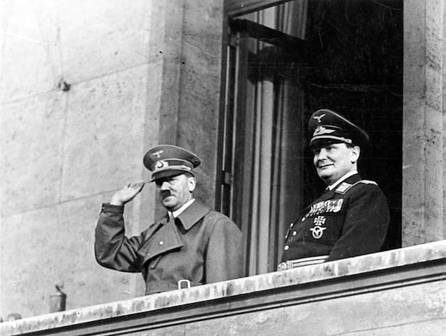 Adolph Hitler and Hermann Göring (Image via Wikimedia) 