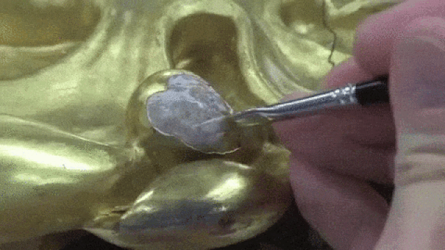 (GIF via @NPGLondon/Twitter)