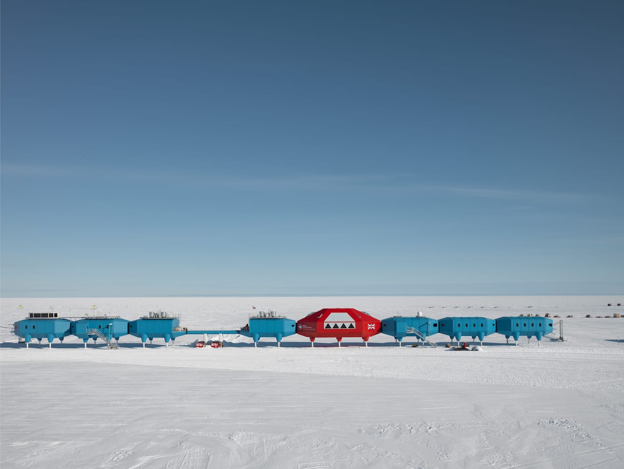 Halley VI with science modules to the left, the red social module in the centre and habitat modules to the right. (© James Morris)