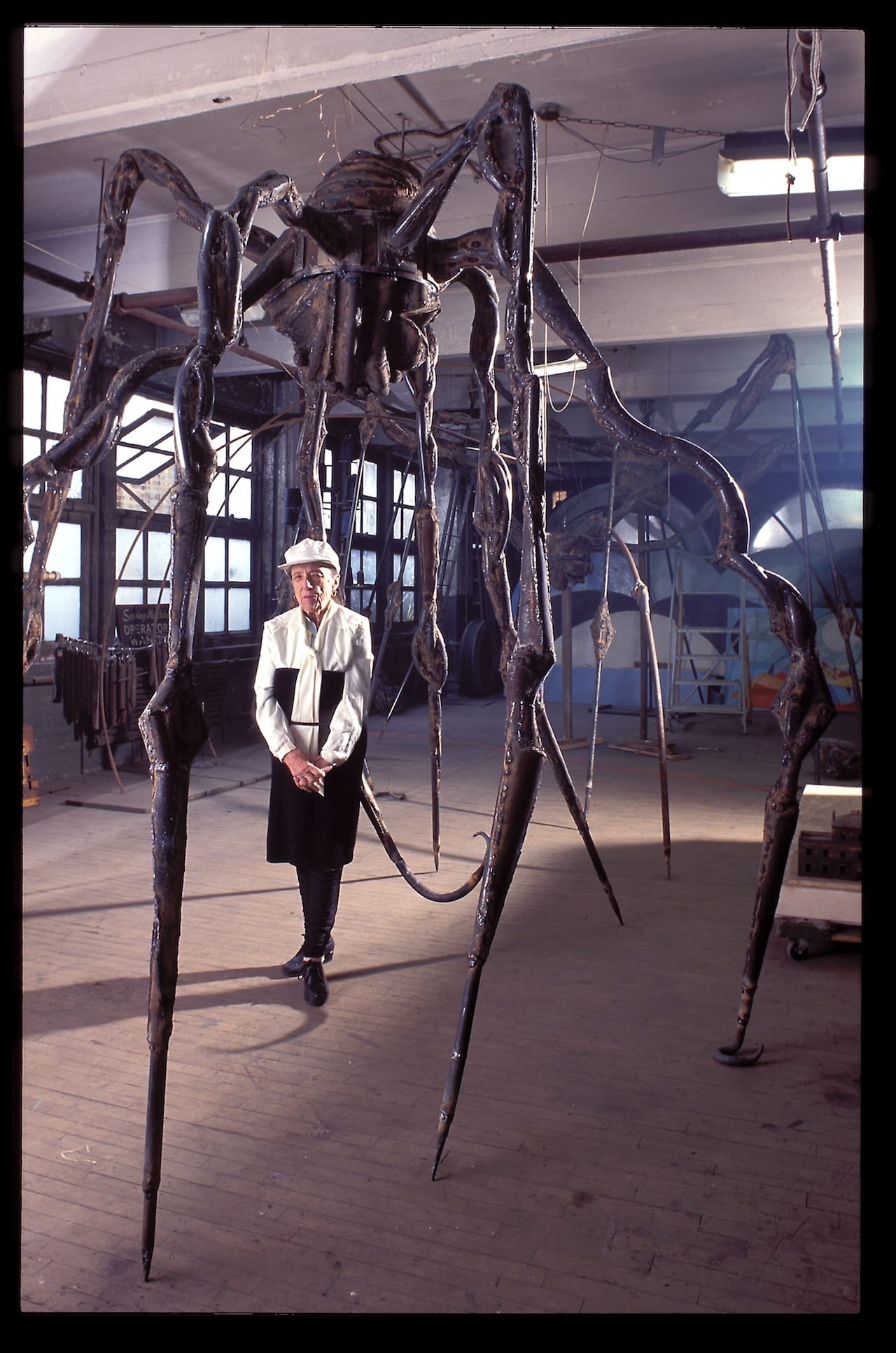 Louise Bourgeois with 'Maman,' Brooklyn (photo © Jean-François Jaussaud / Art: © The Easton Foundation)