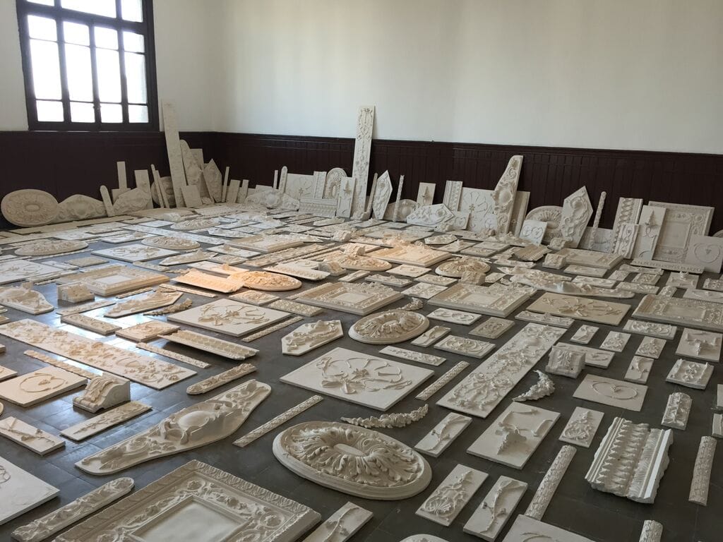 A room with architectural moldings in Michael Rakowitz's "The Flesh is Yours, The Bones are Ours" at Galata Greek Primary School (all photos by the author for Hyperallergic unless otherwise noted)