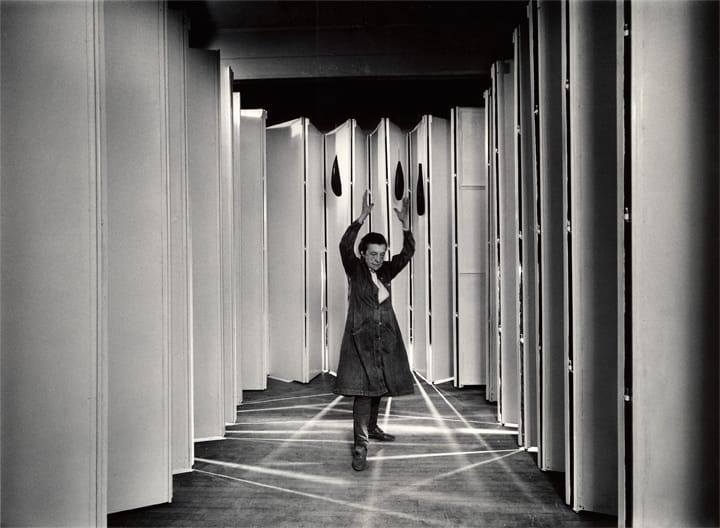 Louise Bourgeois inside "Articulated Lair" (collection MoMA, NYC) in 1986 (photo © Peter Bellamy, art © The Easton Foundation / RAO, Moscow)