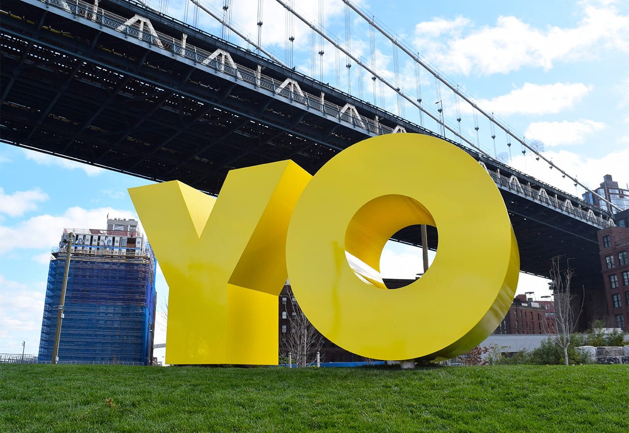 Deborah Kass, "OY/YO" (2015) in Brooklyn Bridge Park (all photos by the author for Hyperallergic)