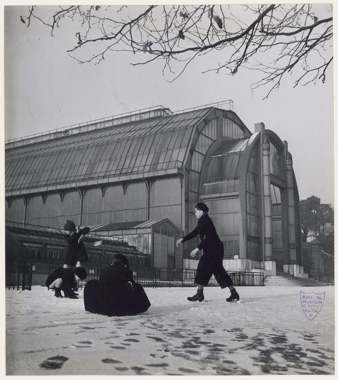 The garden outside the museum in winter (1942 or 1943) (© Atelier Robert Doisneau)