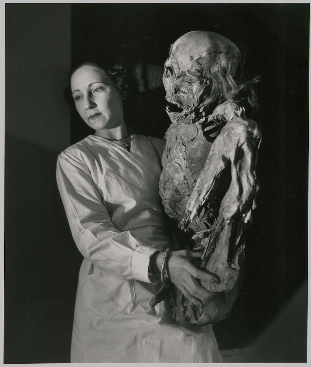 "The surprising lightness of a Peruvian mummy," Musée de l’Homme (1943) (© Atelier Robert Doisneau)