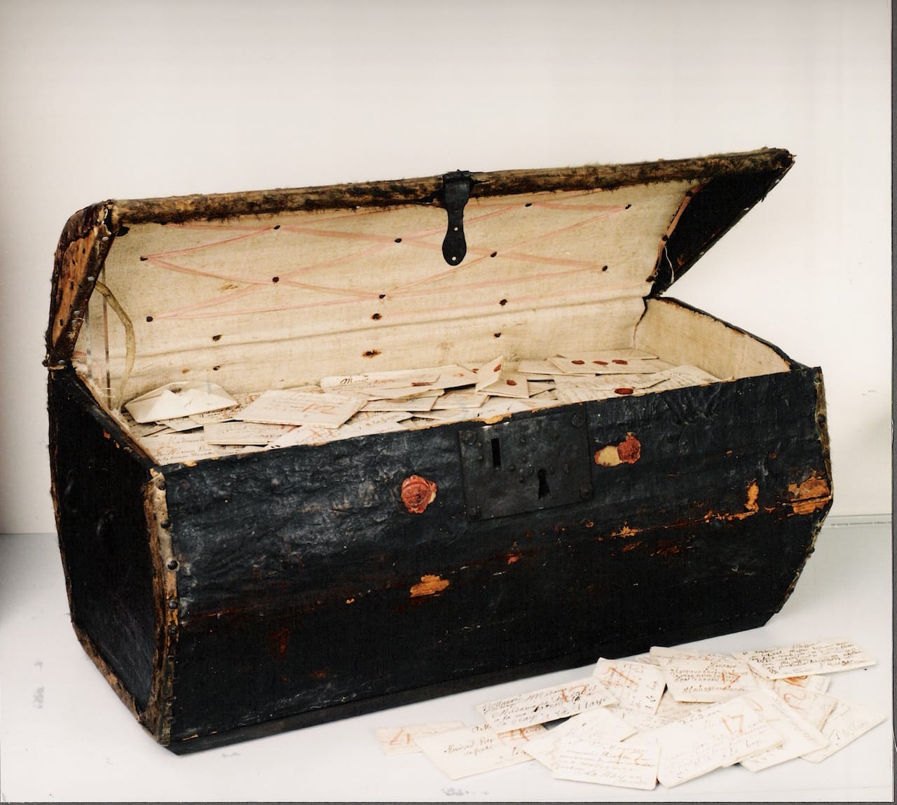 The trunk in which the undelivered letters and postmaster’s administration were kept. (© Signed, Sealed & Undelivered Team, 2015. Courtesy of the Museum voor Communicatie, The Hague, The Netherlands)