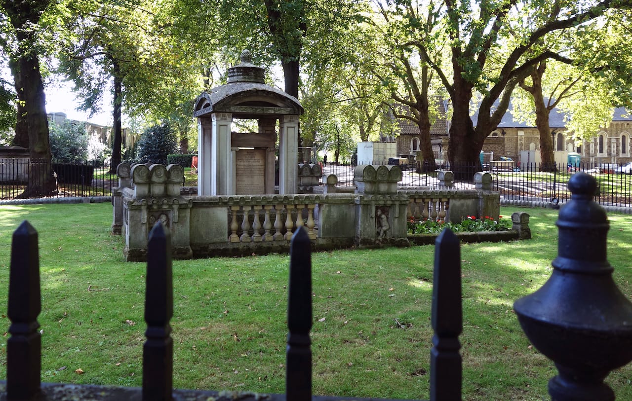 The Soane family tomb in London's Old St Pancras churchyard (photo by the author for Hyperallergic)