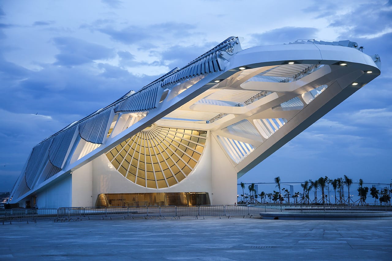 Santiago Calatrava's new&nbsp;Museu do Amanhã (The Museum of Tomorrow) in the Puerto Maravilha neighborhood of&nbsp;Rio de Janeiro.&nbsp;The cantilevering roof has&nbsp;large mobile wings and the facade structure can expand. (photo courtesy Santiago Calatrava)