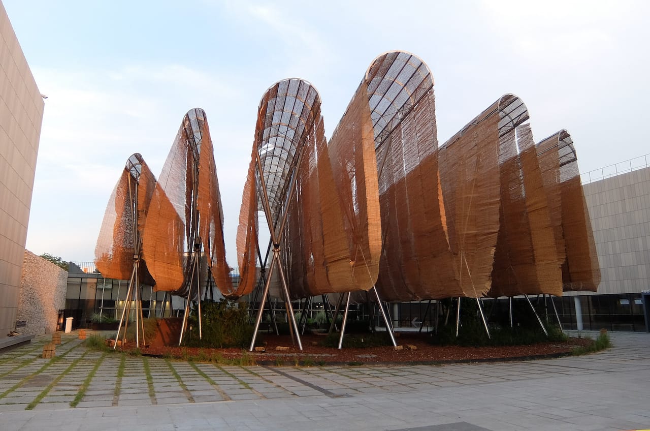 A sculpture outside the National Museum of Modern and Contemporary Art's Seoul location (photo by Jinho Jung via Flicker, licensed under CC BY-SA 2.0)