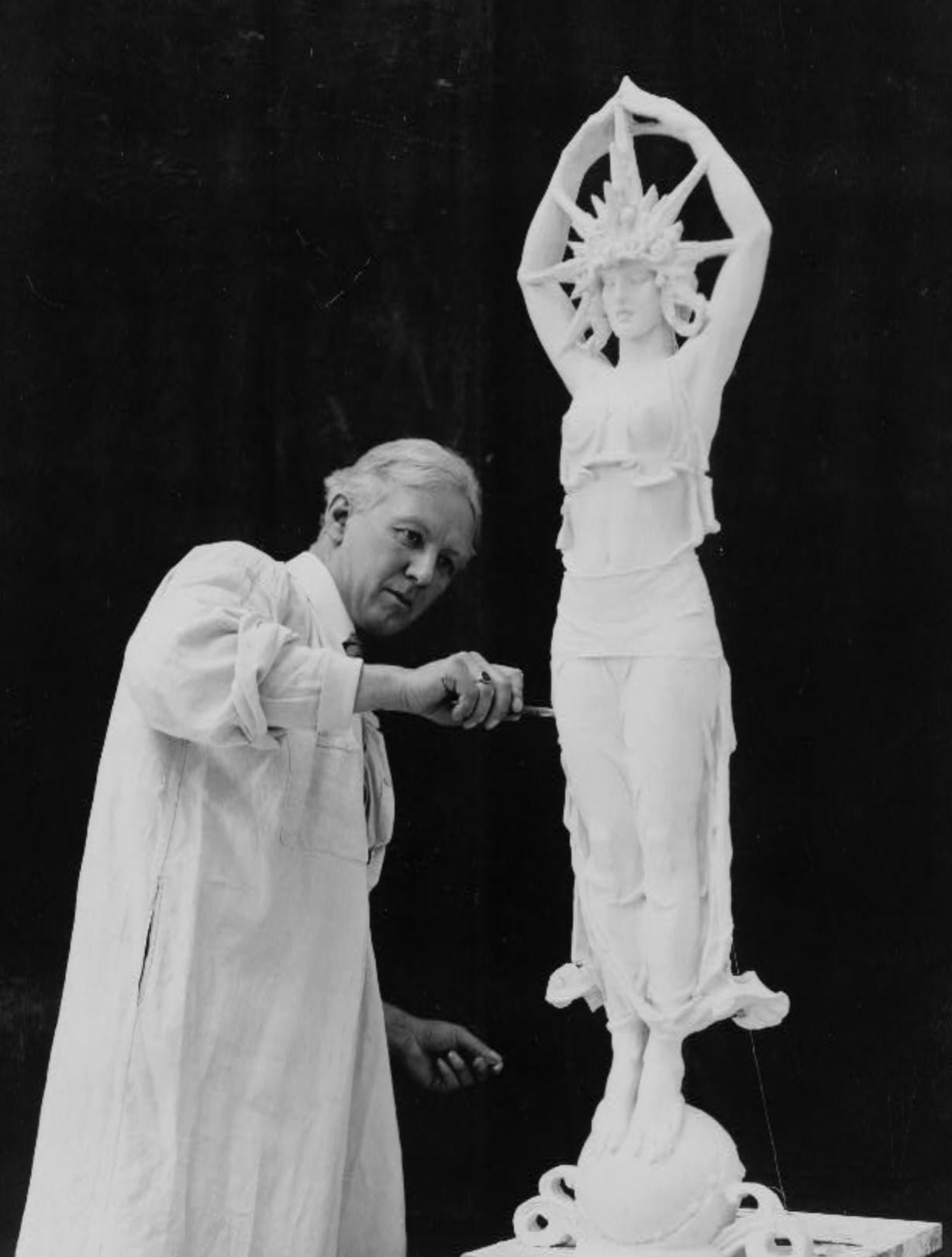 Alexander Stirling Calder designing a sculpture for the Panama-Pacific International Exposition in San Francisco (1913) (via Library of Congress)