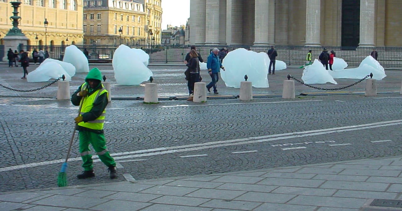 Olafur Eliasson's 'Ice Watch Paris' (photo by the author for Hyperallergic)