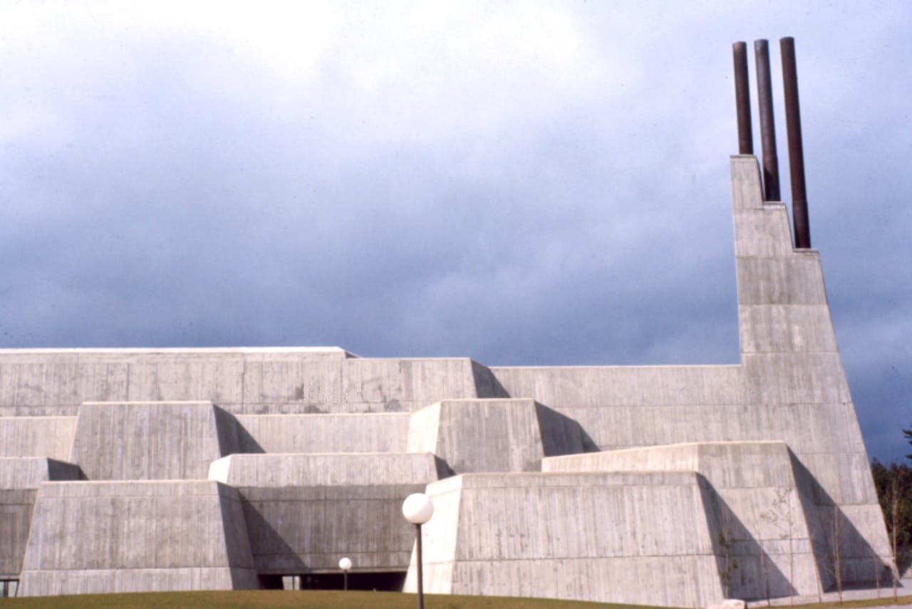 Scarborough College.jpg John Andrews: Andrews Building, Scarborough College (heute University of Toronto), Toronto, Kanada, 1963–1964 Foto: © Iqbal Aalam 