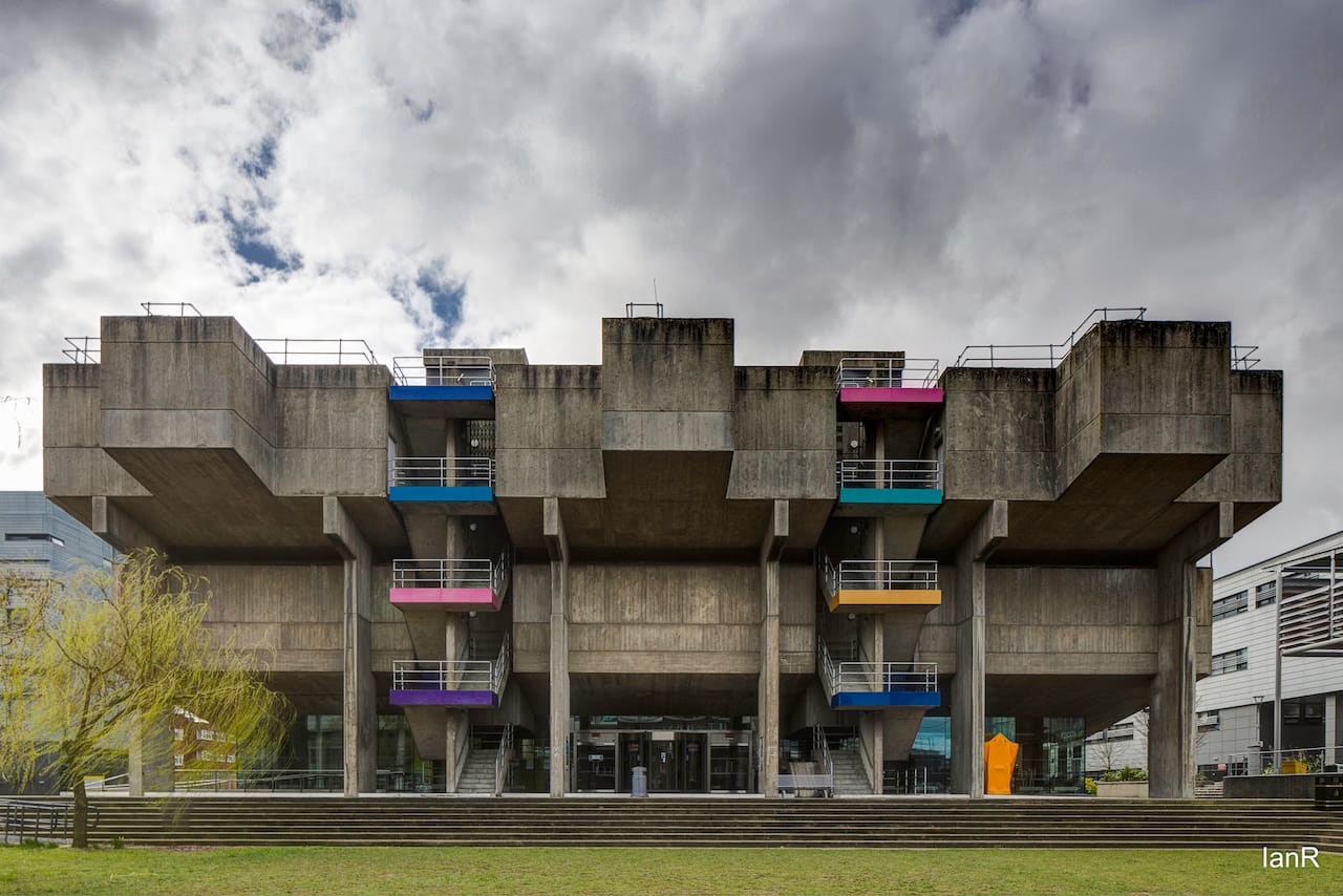 Brunel Library.jpg Sheppard, Robson and Employees / John Heywood: Brunel University Lecture Center, London, Großbritannien, 1965–1967 Foto: © Ian Rawlinson 2014 