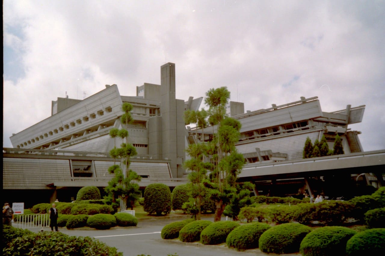 Kyoto International Conference Center.jpg Sachio Otani: Kyoto International Conference Center (KICC), Kyoto, Japan 1959–1966 Foto: Blondinrikard Fröberg 1990 (CC BY 2.0) 