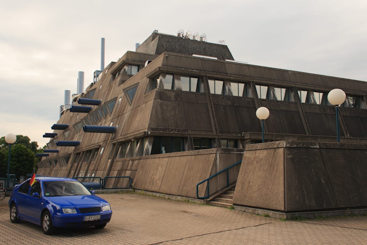 Zentrale Tierlaboratorien FU Berlin (Mäusebunker).jpg Gerd Hänska: Zentrale Tierlaboratorien der FU Berlin („Mäusebunker“), Berlin, Deutschland, 1971–1980 © Matthias 2012