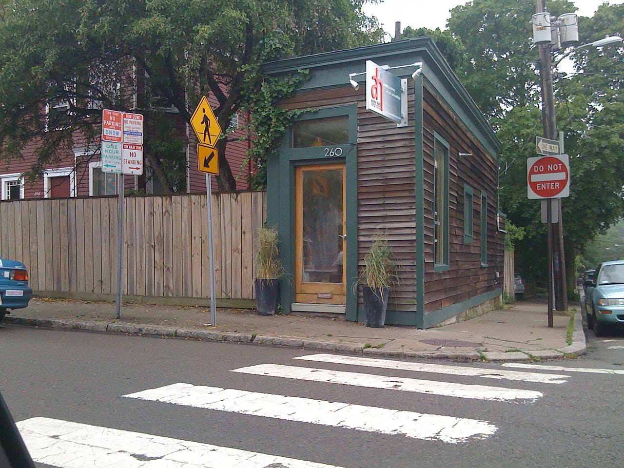 The O'Reilly Spite House in Cambridge, Massachusetts (photo by Arnold Reinhold/Wikimedia)