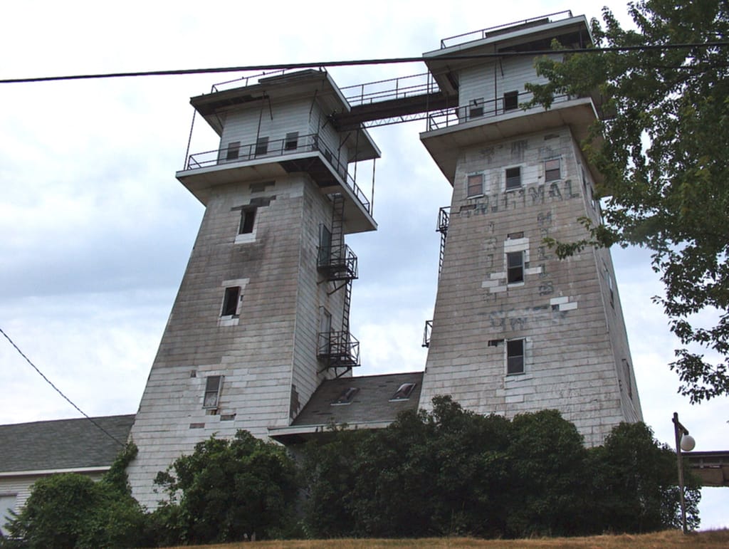 The Irish Hills Towers in Michigan in 2007 (photo by Angela/Flickr)