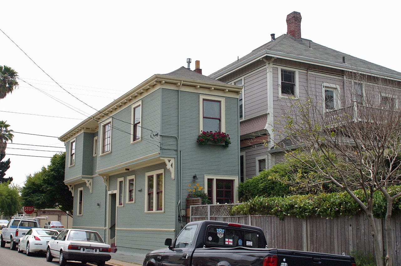 Spite House of Alameda, California in 2008 (photo by Elf/Wikimedia)
