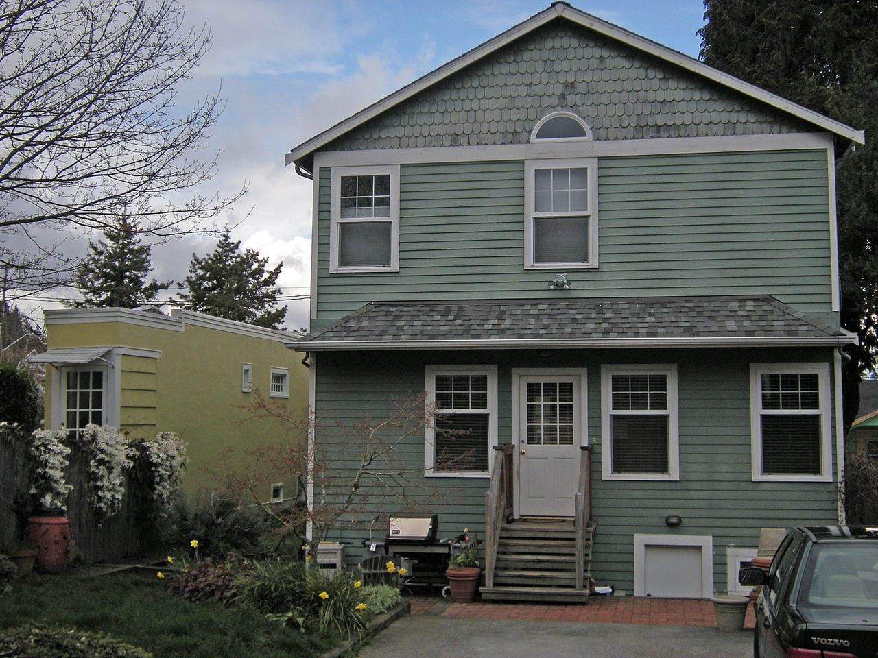 The Montlake Spite House in Seattle in 2008 (photo by Joe Mabel/Wikimedia)