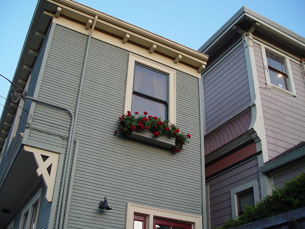 Closer view of the Alameda Spite House in 2008 (photo by Lisle Boomer/Flickr)