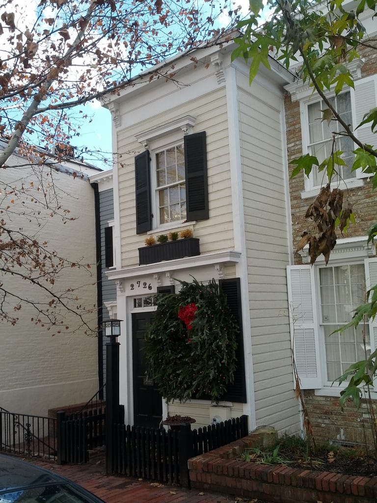 A home said to be a spite house in Georgetown, Washington, DC, in 2013 (photo by Eric Fischer/Flickr)