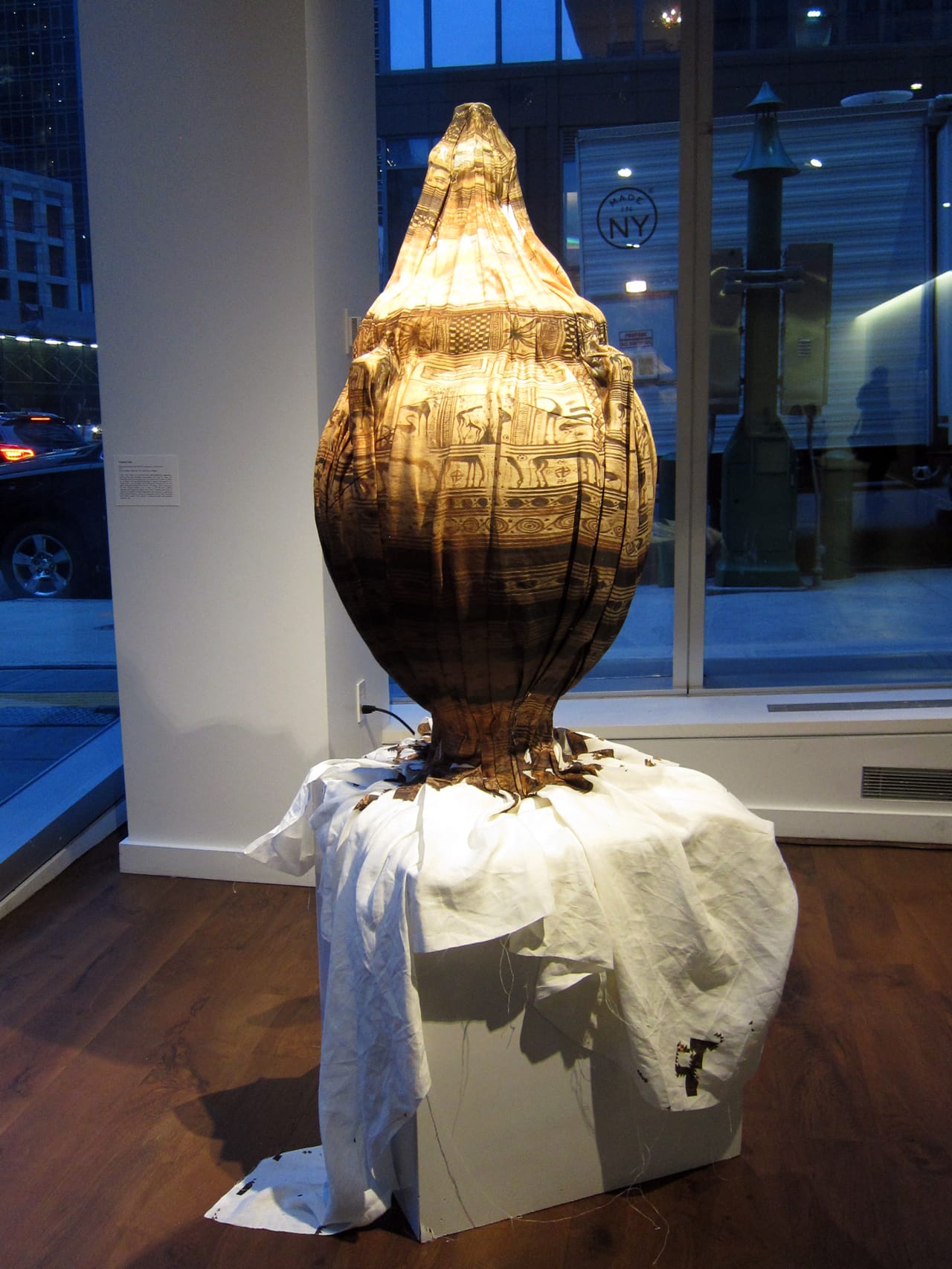 Clement Valla, "Wrapped terracotta krater with lid surmounted by a small hydria" (2015) (photo by the author for Hyperallergic)