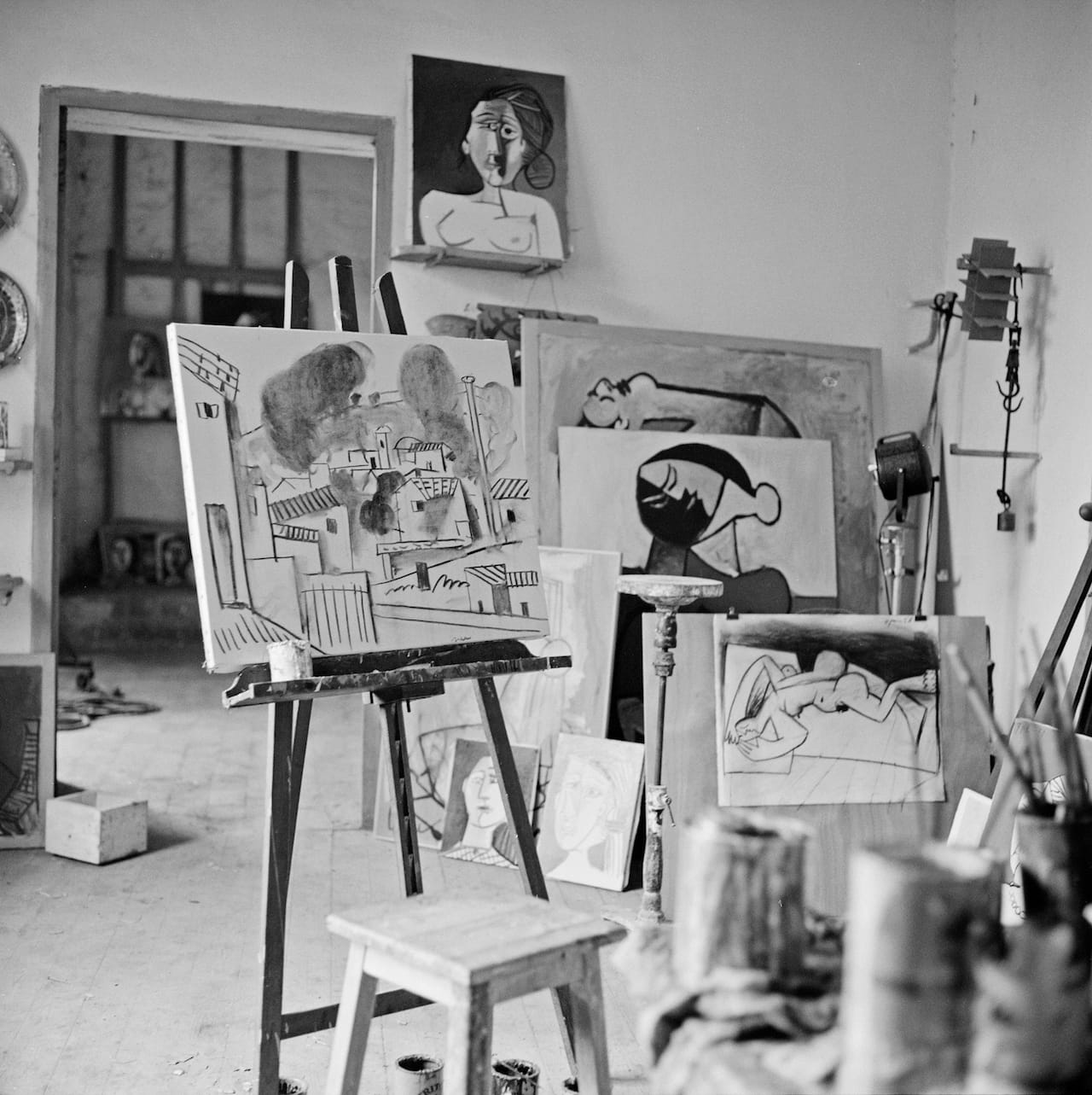 (Bild Variante 2, anderes Dach) Picasso doing a charcoal drawing of the view from Le Fournas. Lucien Emmer Film. Vallauris 26.6.53. On the wall behind it "Bust of a Woman". Vallauris 26.6.53. Die Entstehung einer der zahlreichen Landschaftszeichnungen von Vallauris mit dem Kontrast zwischen der Geometrie der Hänge, der elektrischen Leitungsdrähte und den Rauchkringeln, die aus den Öfen der Keramiker entweichen. Vallauris 26.6.53.
