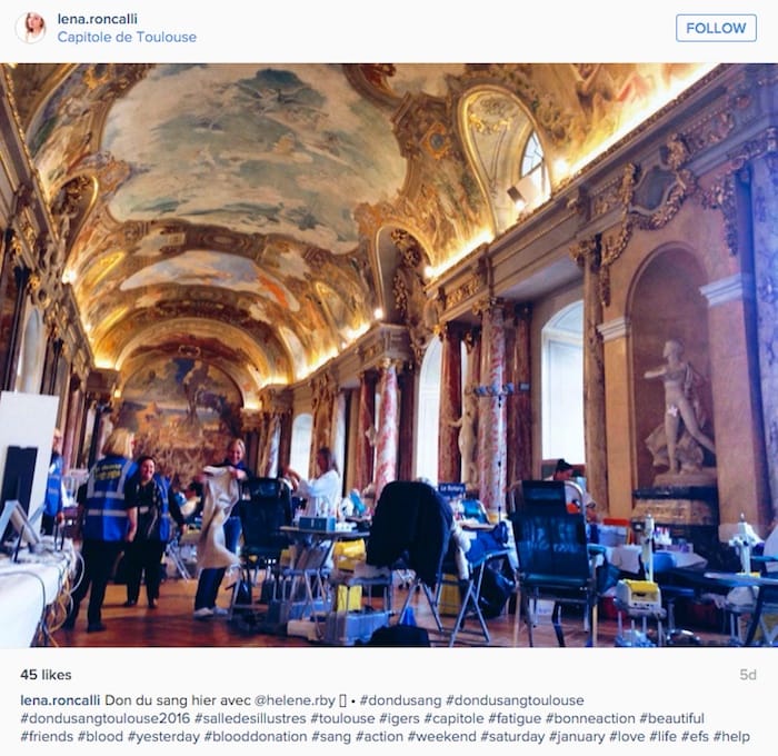 The Salle des Illustres in Toulouse's city hall, with a sculpture adorned with a fig leaf at right. (photo by @lena.roncalli/Instagram)