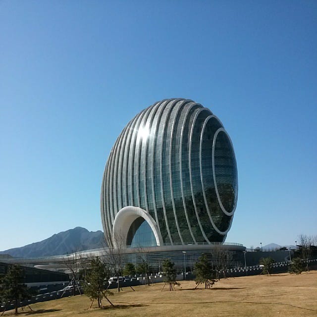 Sunrise East Kempinski Hotel (image via @monalisa_81/Instagram)