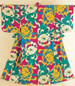 Woman’s kimono from the Taishō period (1912-1926), decorated with chrysanthemums; machine-spun, plain-weave pongee silk and stencil printing of warp and weft threads; 53.94 x 48.82 inches (Khalili Collections item K53, photo ©2015 The Khalili Family Trust)