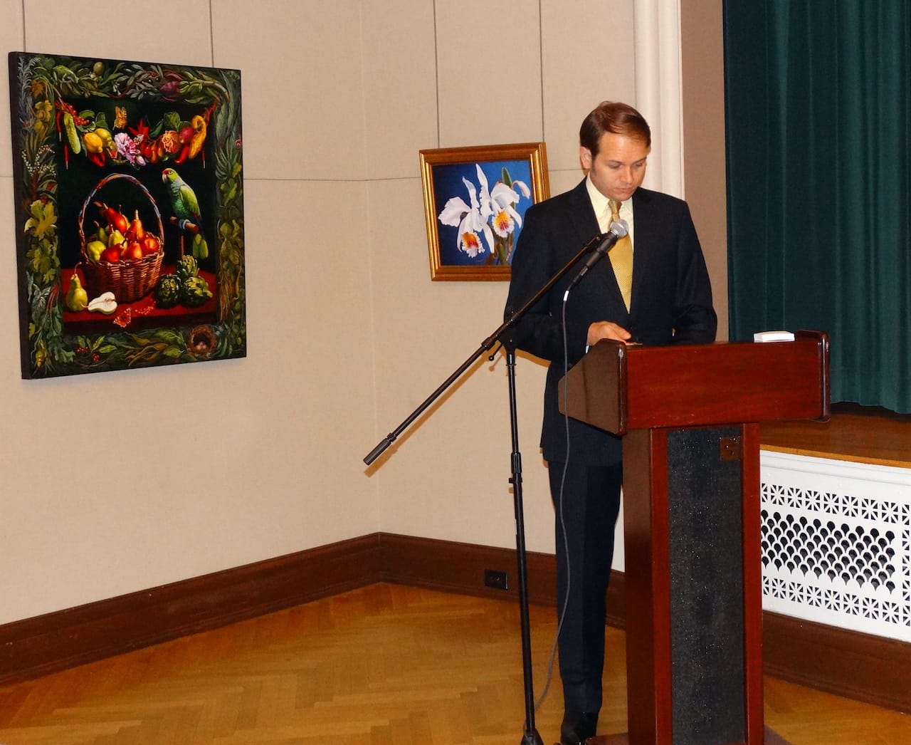 Art dealer Eric Spoutz, who stands accused of selling forged artworks, gives a lecture at the Washington County Museum of Fine Arts in Hagerstown, Maryland, in 2013. (photo by Natasha M. Spoutz, via Wikimedia Commons)