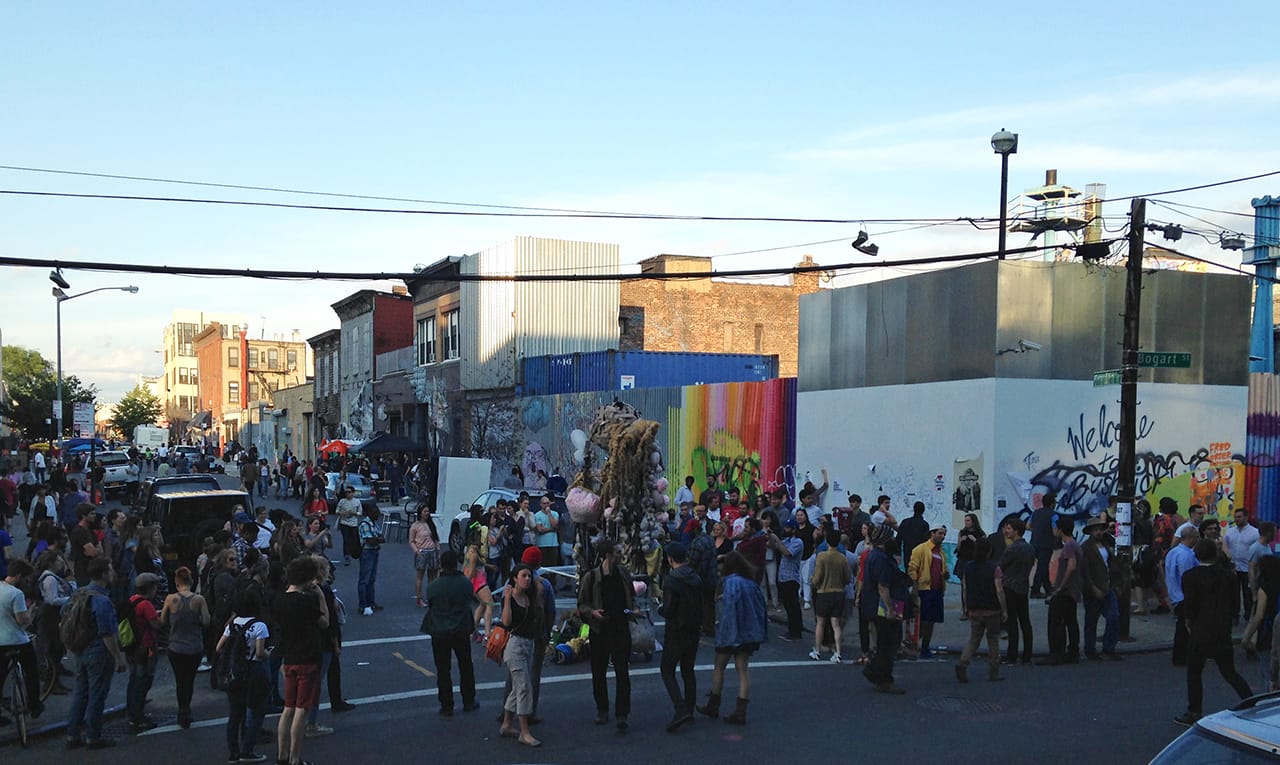 Crowds on Bogart Street during Bushwick Open Studios 2015 (photo by Jillian Steinhauer/Hyperallergic)
