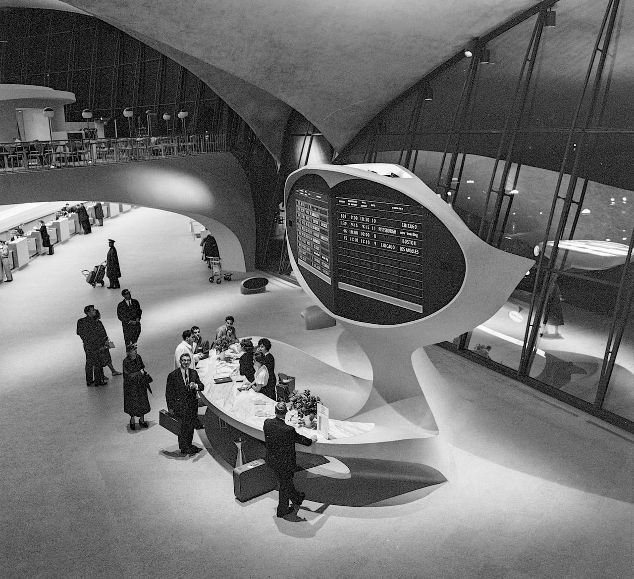 Arrivals and departures board with information desk in the TWA Flight Center (1962) (© Library of Congress, Prints & Photographs Division, Balthazar Korab Archive at the Library of Congress)