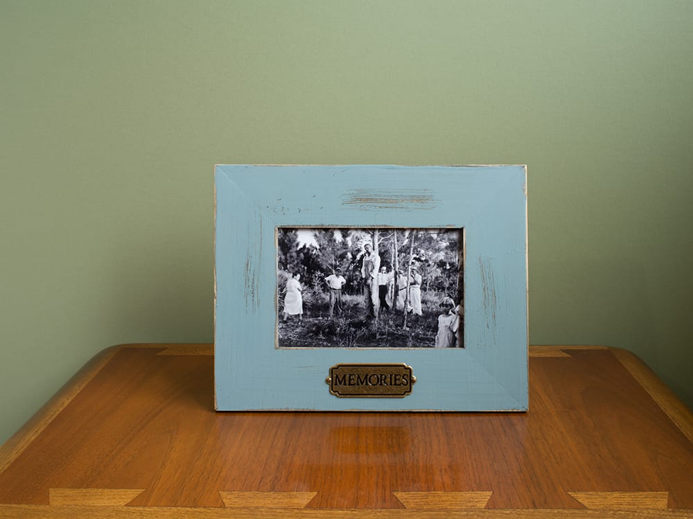 Steve Locke, 'Family Pictures' (2016), C-print on cotton paper, 30 x 40 inches, edition of 3 (all images courtesy the artist)