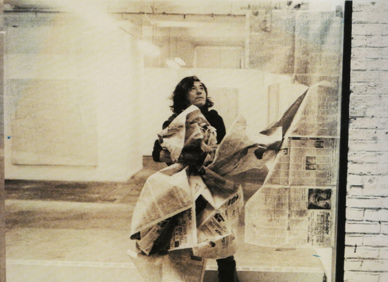 The artist uncovering the windows to his 1972 exhibition at Westbeth Gallery, New York (Image courtesy of the artist's Estate and beta pictoris gallery/Maus Contemporary)