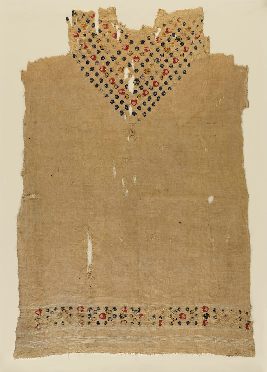 Tunic with floral motifs at neck and bottom edge, plain (tabby) ground weave, tapestry band of dyed wools of floral motifs at lower edge and forming “v” at neck (Egypt, c5th –6th century CE) (©&nbsp;Brooklyn Museum, photo by Sarah DeSantis)