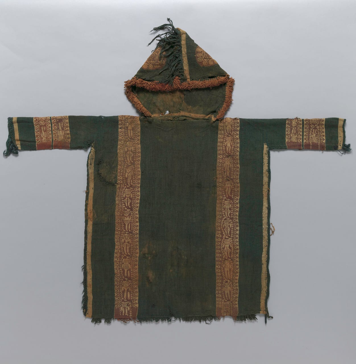 Child’s tunic with hood, tapestry weave of dyed wools, plain (tabby) weave ground of dyed wool, fringe of dyed wools along edge of hood and lower edge of tunic (Egypt, 5th –7th century CE) (© The Metropolitan Museum of Art, image courtesy Art Resource, NY)
