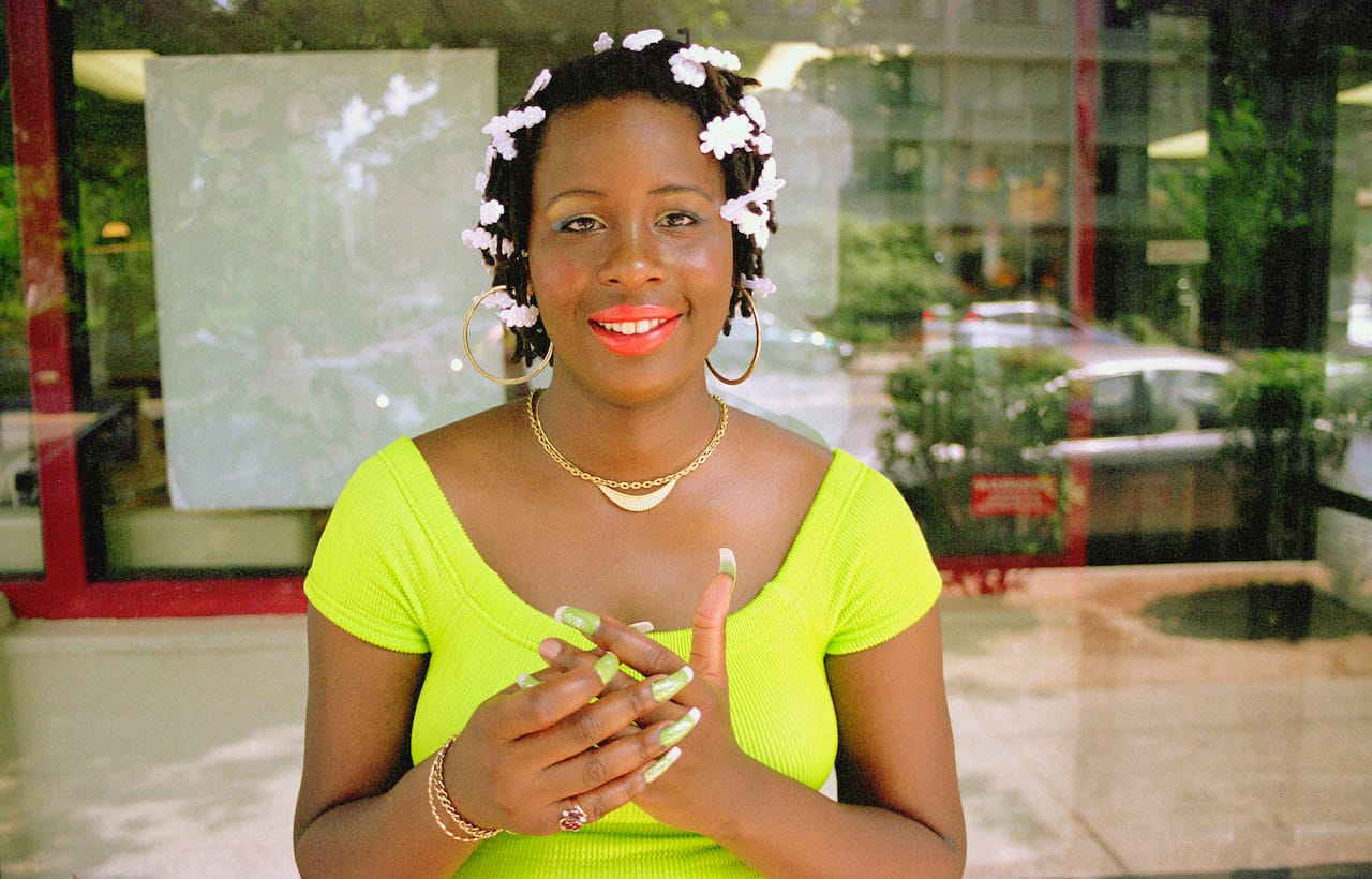 --MT-Negress With Green Nails hr