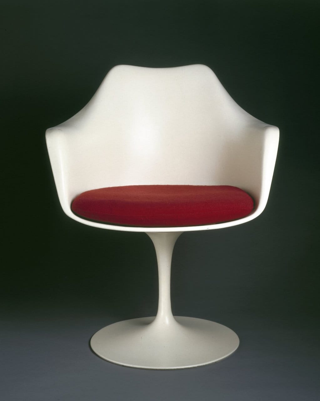 A Pedestal Chair manufactured in 1970 (courtesy Brooklyn Museum, Gift of Knoll International, Inc.)