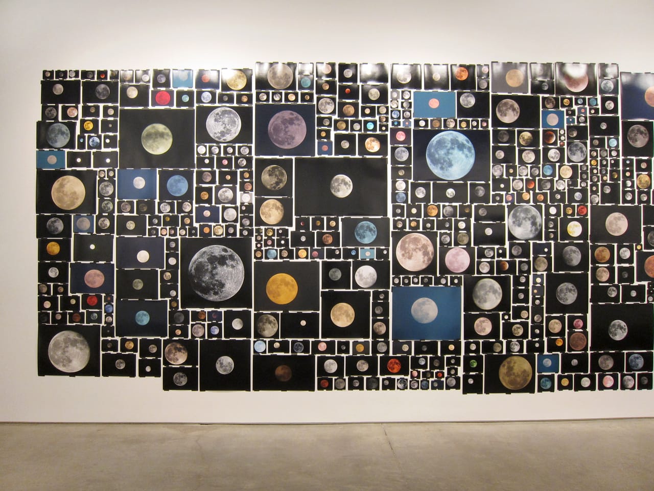 Penelope Umbrico, "Everyone’s Photos Any License (654 of 1,146,034 Full Moons on Flickr, November 2015)" (2015) (all photos by the author for Hyperallergic)