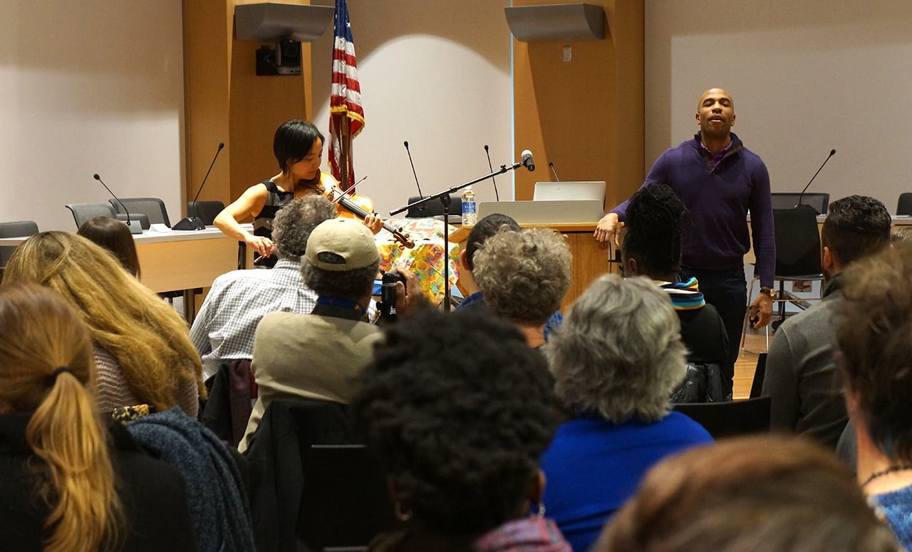 Violinist Shaw Pong Liu taking the stage for her presentation (photo by the author for Hyperallergic