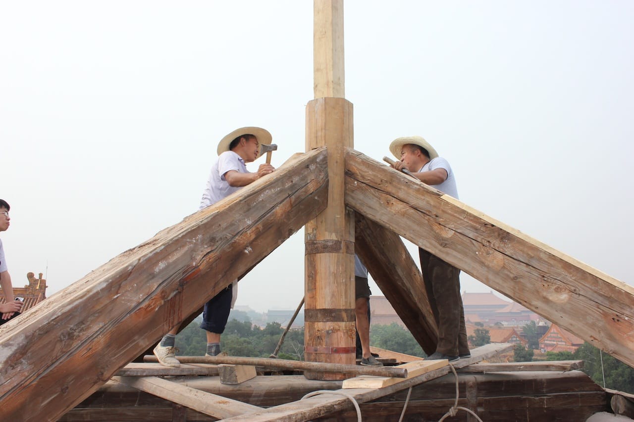 Fuwangge conservation on a roof in Qianlong Garden (2013) (courtesy Palace Museum/World Monuments Fund)