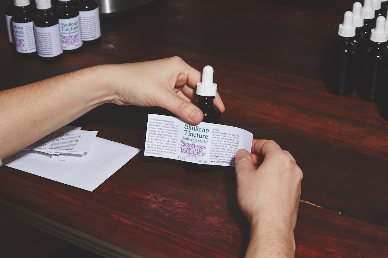 1066_SISTERS_OF_THE_VALLEY_A-1185