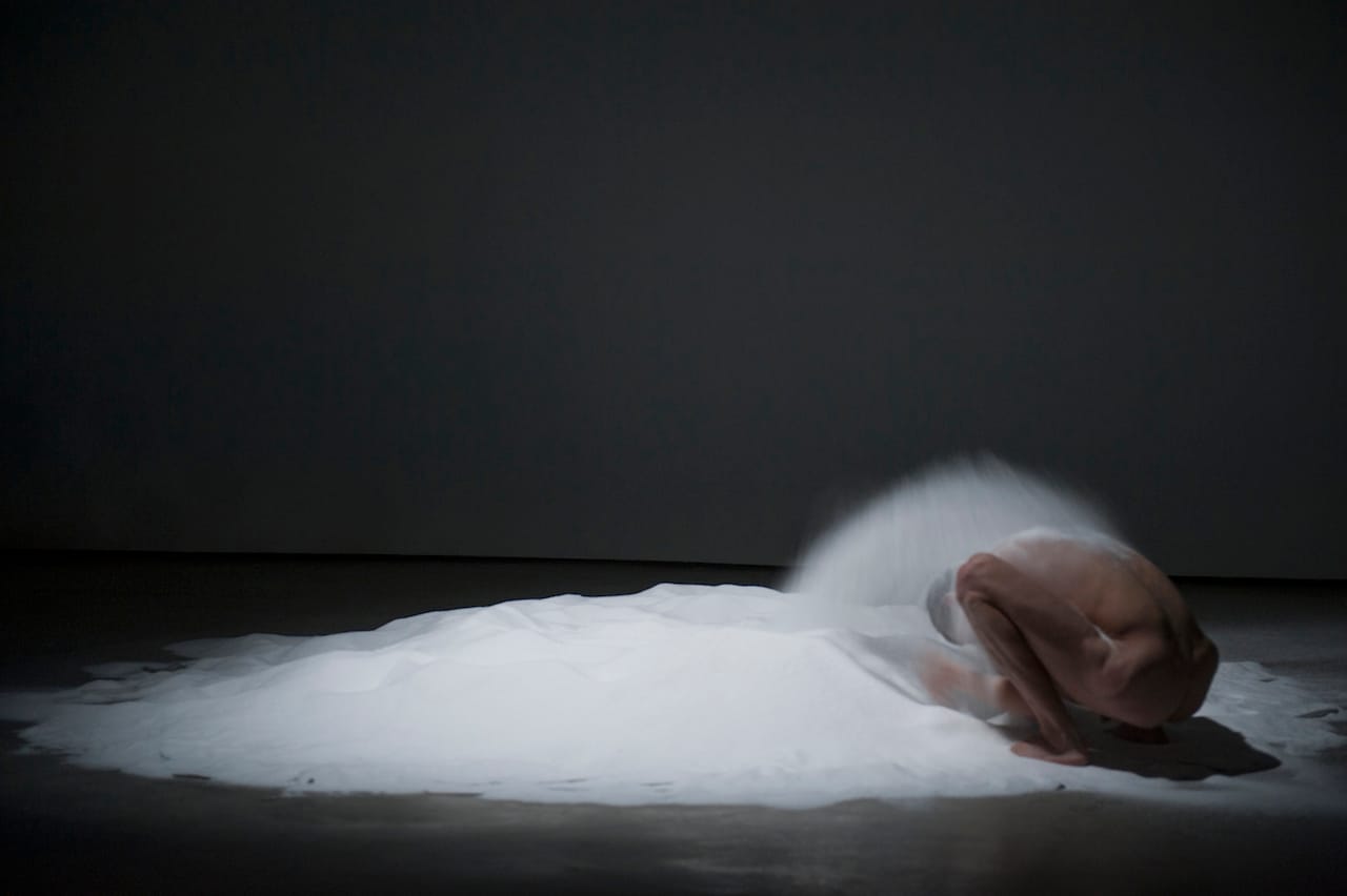 Romeu Runa performs "Sibylle" (© Berlinde De Bruyckere and Romeu Runa; courtesy the artists and Hauser & Wirth; photo by Mirjam Devriendt)