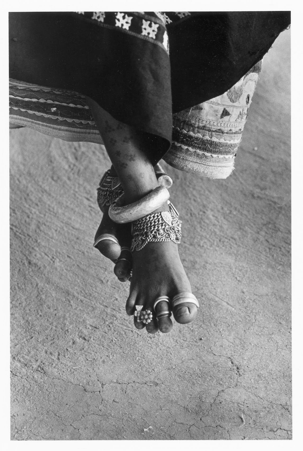 Bhupendra Karia, "Peasant's Foot on Cart, Bhuj" (Kutch, 1968) (courtesy sepiaEYE)