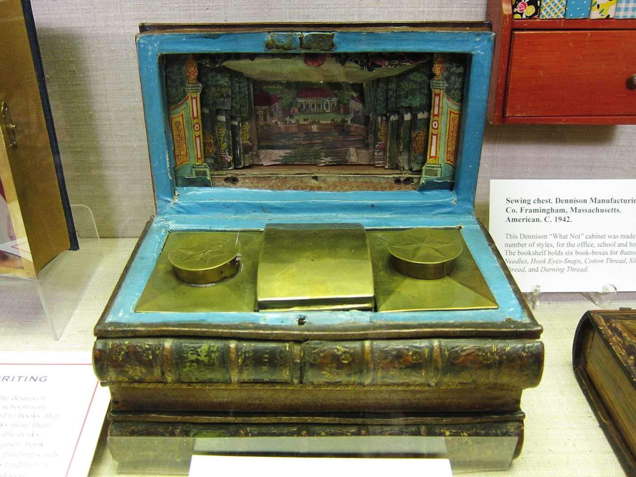Writing or tea box with a paper theater (late 18th to mid-19th c.)